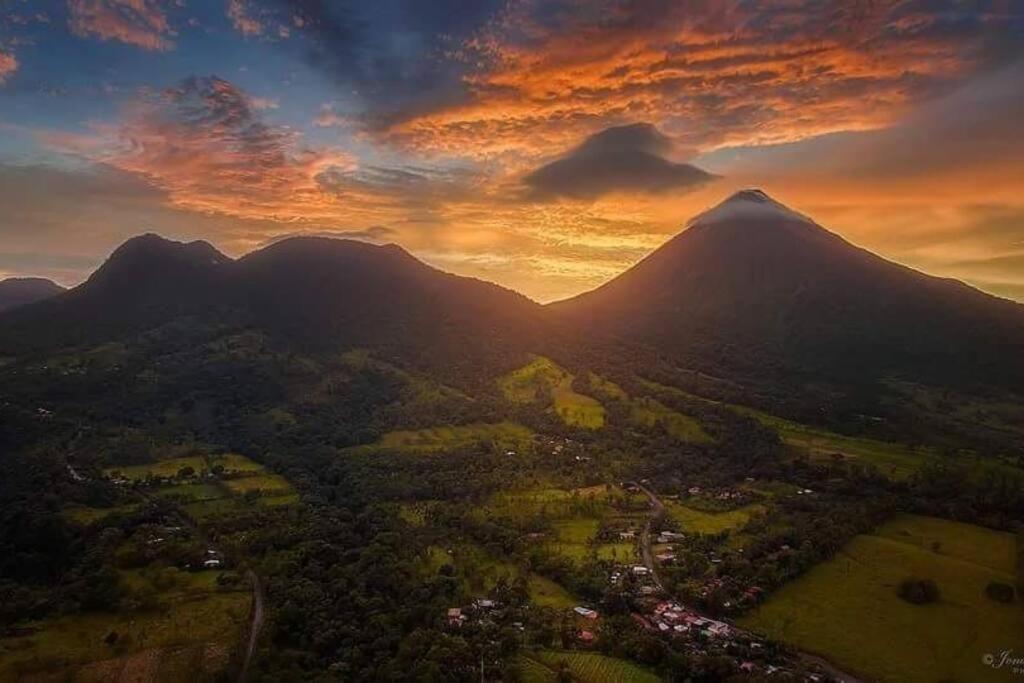 Elegant Villa In La Fortuna With Spacious Backyard Plus Very Private Pool & Parking Esterno foto