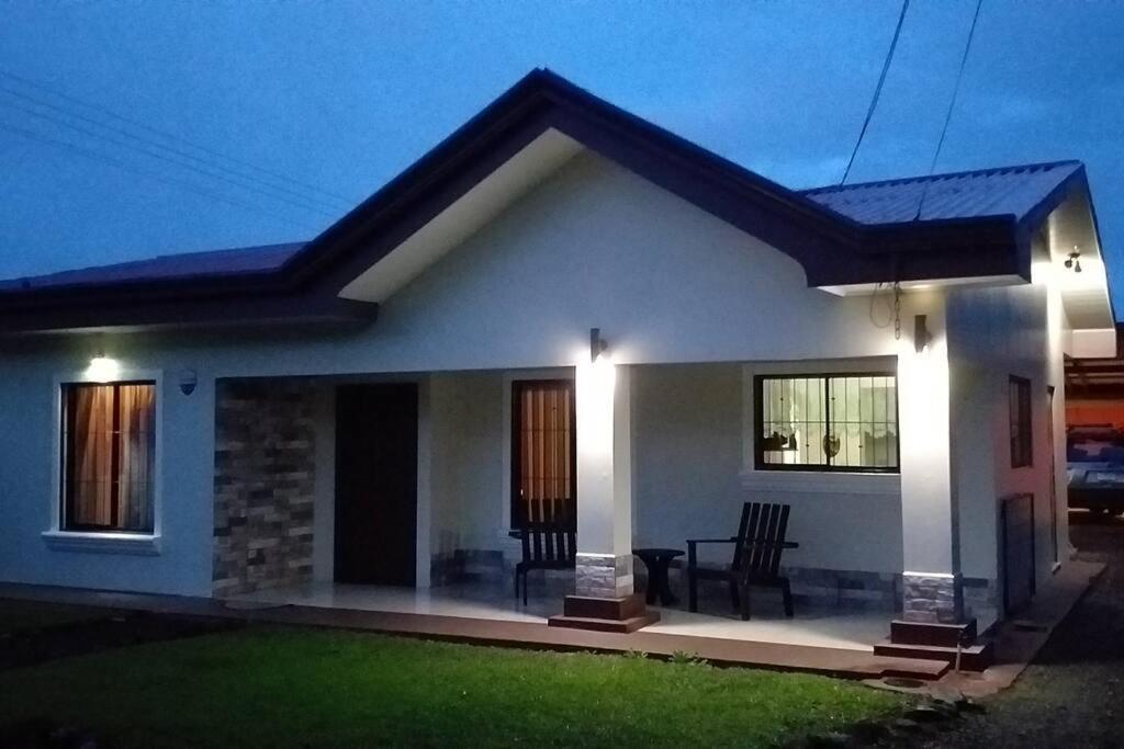 Elegant Villa In La Fortuna With Spacious Backyard Plus Very Private Pool & Parking Esterno foto