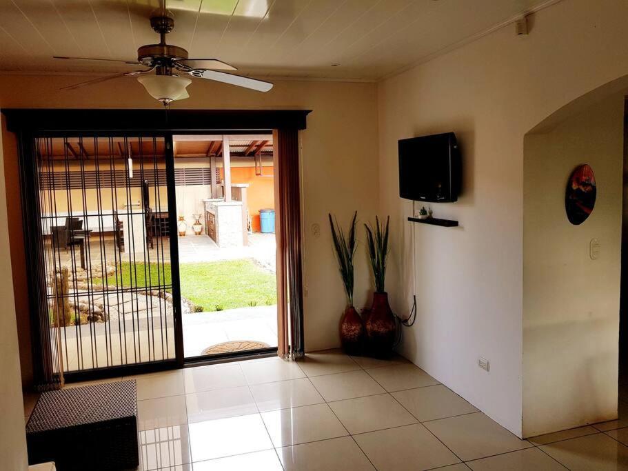 Elegant Villa In La Fortuna With Spacious Backyard Plus Very Private Pool & Parking Esterno foto